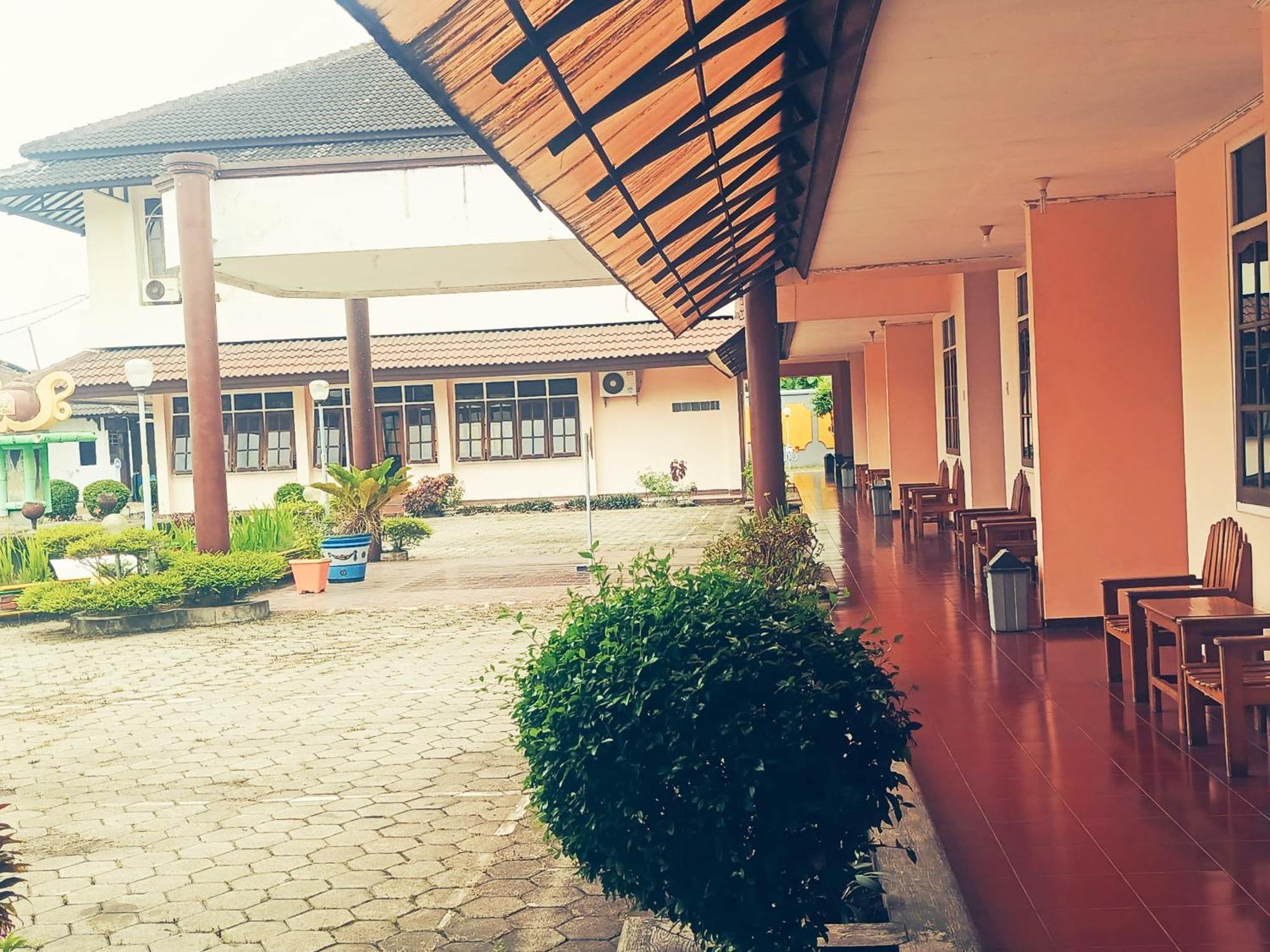 Hotel Wijaya Purwokerto Buitenkant foto